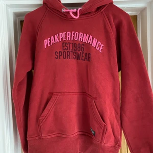 Peak Performance hoodie  - Vinröd Peak Performance hoodie, köpt secondhand (Beyond retro) i våras