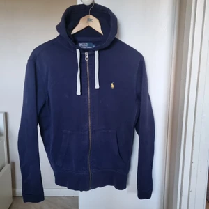 Polo by Ralph Lauren - Mörkblå zip hoodie strl S. I använt skick