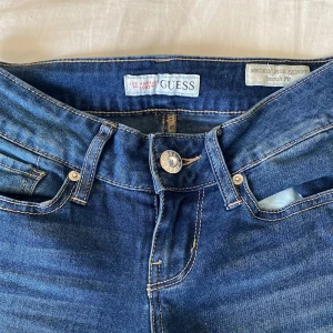 Jeans med slits - Jensen är på topp men 2 av diamanterna på baksidan är borta, köparen står för frakt