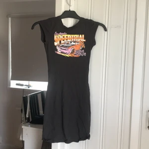 klänning - säljer denna klänning för den är för liten för mig:) inga fel me den, hör av er<33 den är i xs men passar även s