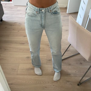 Weekday jeans - Ljusblåa jenas från weekday. Nyskick💕 säljer dom även i mörkblåa. Köparen står för frakten.