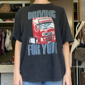 T-shirt med tryck - Vart stor favvo i garderoben men får knappt användning längre💔 Fortfarande bra skick! 