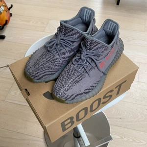 Yeezy boost 350 v2 - Köpte dessa på pmp när jag var på semester i Stockholm. Använt skorna ett tiotal gånger. Priset ej hugget i sten vid snabb affär. Kvitto finns kvar.