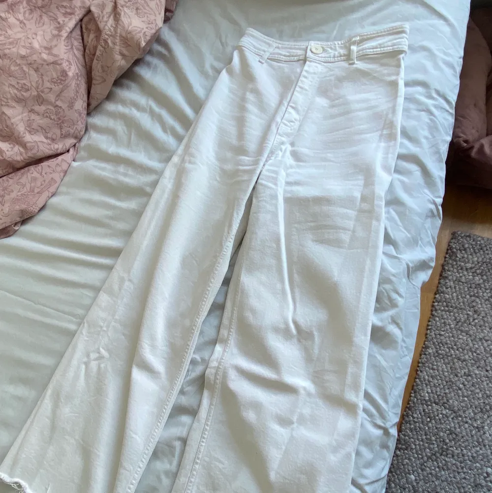 Vita jeans från Zara i storlek 38. Högmidjade, utsvängda nertill. I fint skick!. Jeans & Byxor.