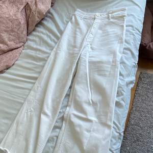 Vita jeans från Zara i storlek 38. Högmidjade, utsvängda nertill. I fint skick!