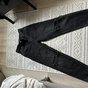 Jeans storlek 34  - Jeans ifrån ginatrickot i storlek 34, köptes för 600 kr och säljs för 300, använda runt 4 gånger.