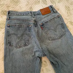 Snygga, slitna Levis jeans i modellen 501. Storlek w25 l28, mycket bra skick. Kan mötas upp eller frakta 