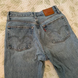 Levi’s 501 storlek 25 - Snygga, slitna Levis jeans i modellen 501. Storlek w25 l28, mycket bra skick. Kan mötas upp eller frakta 