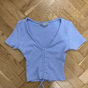 Lila topp  - Lila topp från pull&bear i storlek S. Den är väldigt stretchig så funkar i M också. 