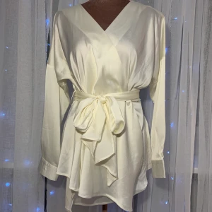 Missguided blouse  - Material: 100% polyester Tyg: Satin  Aldrig kommit till användning så känner att det är dags att sälja till någon som faktiskt kommer att använda den. 