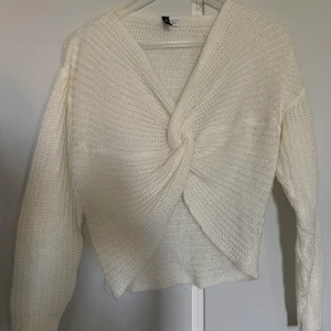 Vit stickad tröja  - Säljer denna fina stickade tröjan från hm. Använt den va 5 gånger den är därmed i gott skick. Säljer för att den inte använts längre. 