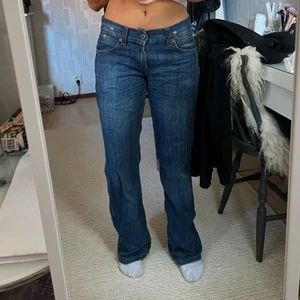 Levis jeans - Super snygga lågmidjade Levis jeans som tyvär inte kommer till användning längre, jag är 163 cm lång och brukar ha Xs-s☺️
