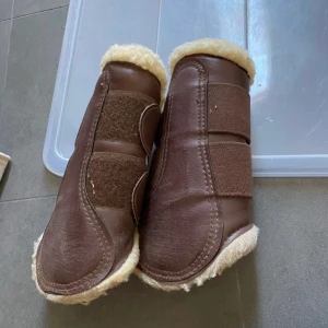 Benskydd - Bruna fluffiga benskydd. Storlek Cob.