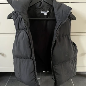 Svart väst - Svart väst från Chelsea. Storlek S