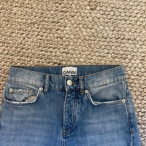 Ganni jeans - Snygga ganni jeans som jag inte använder längre. Storlek: W25, L32. Jag är allt mellan W25 till W27 beroende på hur stora storlekarna är. Jag är 166cm lång