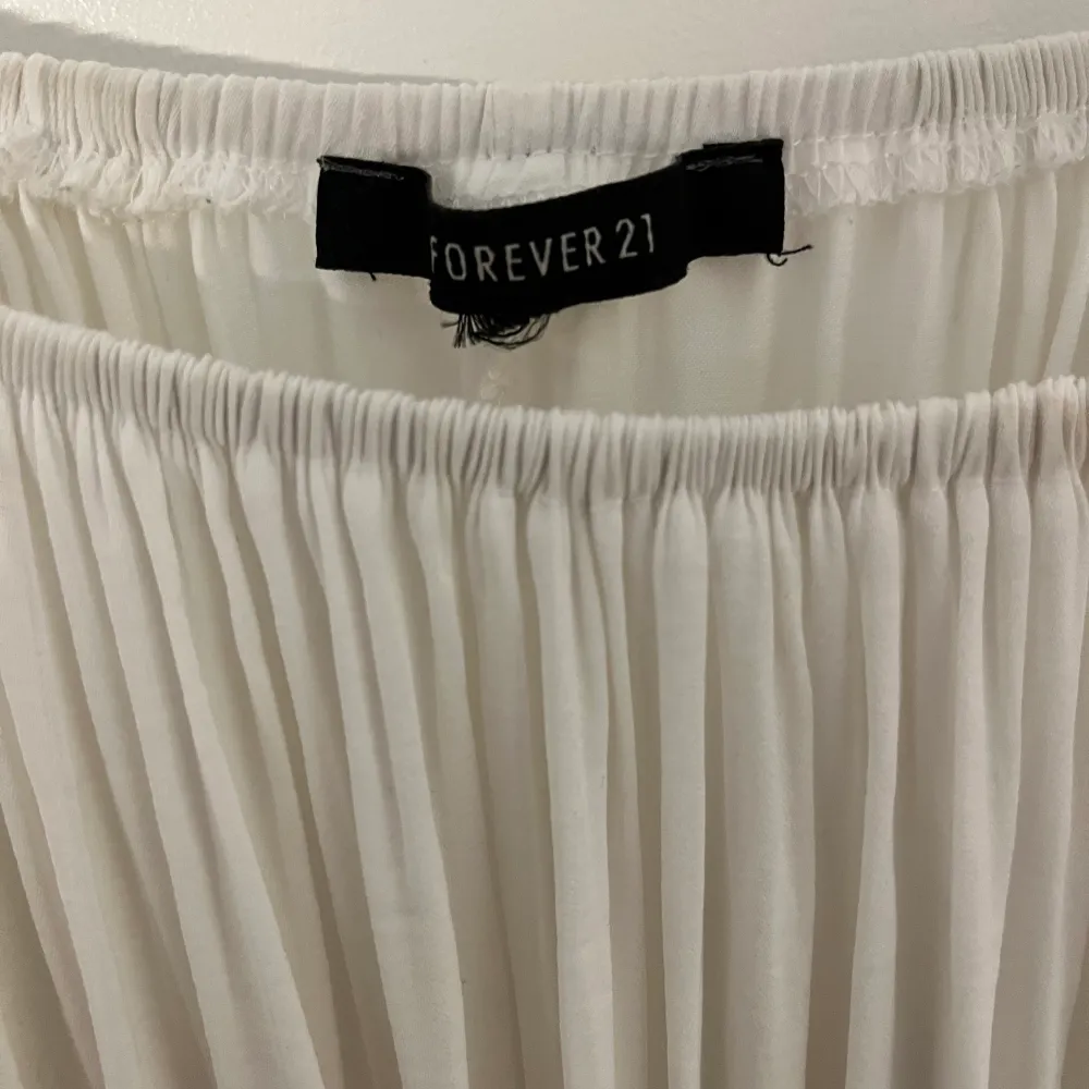 Säljer denna vita blusen från forever21 i bra skick då jag sällan använder den💕  -frakt ingår ej-. Toppar.