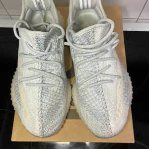 Yeezy boost 350 v2 - Som nya har Använts en gång  Nypris 5400 unika skor som jag säljer för 3500kr   Storlek 41 1/2 