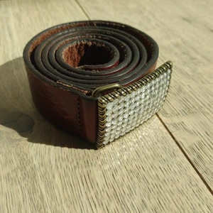 Rinestone bälte  - Ett fint rinestone bälte, köpt på beyond retro, Bra skick, knappt använd ✨