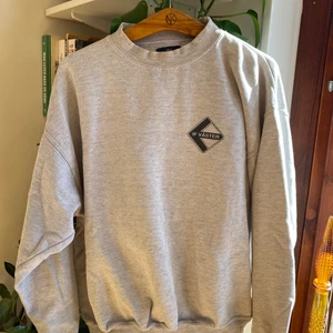 Sweatshirt grå - Vintage grå sweatshirt med märke IF Väster. Boxig fit som går in i midjan. Storlek S-L beroende på önskat passform. Pris: 219. Frakt tillkommer annars möts vi på söder🤍🪴
