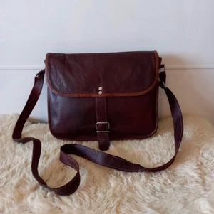 Väska skinn brun - Skitsnygg brun skolväska/axelremsväska från Gusti Leder! Mått är ca 32x25cm🧡 Fett bra kvalitet