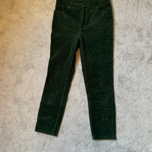 Mossgröna Manchester byxor - Jätte snygga mossgröna Manchester byxor från Monki! Använda ett fåtal gånger, säljer då de är lite stora och lite korta för mig<3