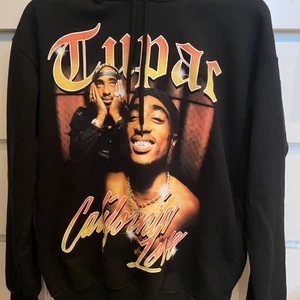 Hoddie  - 2pac hoddie i bra skick. Storlek m lite oversize i modellen. Har två fickor på sidorna.