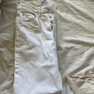 helt nya zara jeans - jätte fina zara jeans som är för små för mig, de är aldrig använda <3