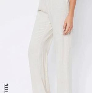 Linnebyxor-beige/nude - Jätte fina linne byxor passsr perfekt om du är runt 155-160 , själv är jag 157 och väger 50 och de sitter bra, aldrig använt 