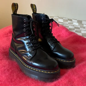 Dr. Martens Jadon Black stl 41 - Svarta glansiga Dr Martens med platåsula och dragkedja på insidan. Läderskor med gummisula. Använda enbart ett fåtal gånger, inga fläckar eller slitningar, som nya. 