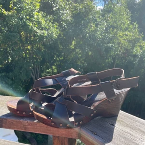 Tamaris  - Super fint trä, dom e använda någon gång men i jätte bra skick💗