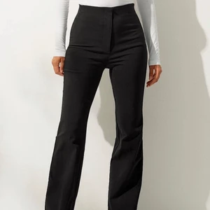 Kostymbyxor Zara - Ett par kostymbyxor storlek S, som jag köpte från Zara för ungefär ett år sedan. Denna modell finns inte kvar att köpa. Har inga fläckar eller hål och är i nyskick. Bara skriva om ni har frågor 🫶💗