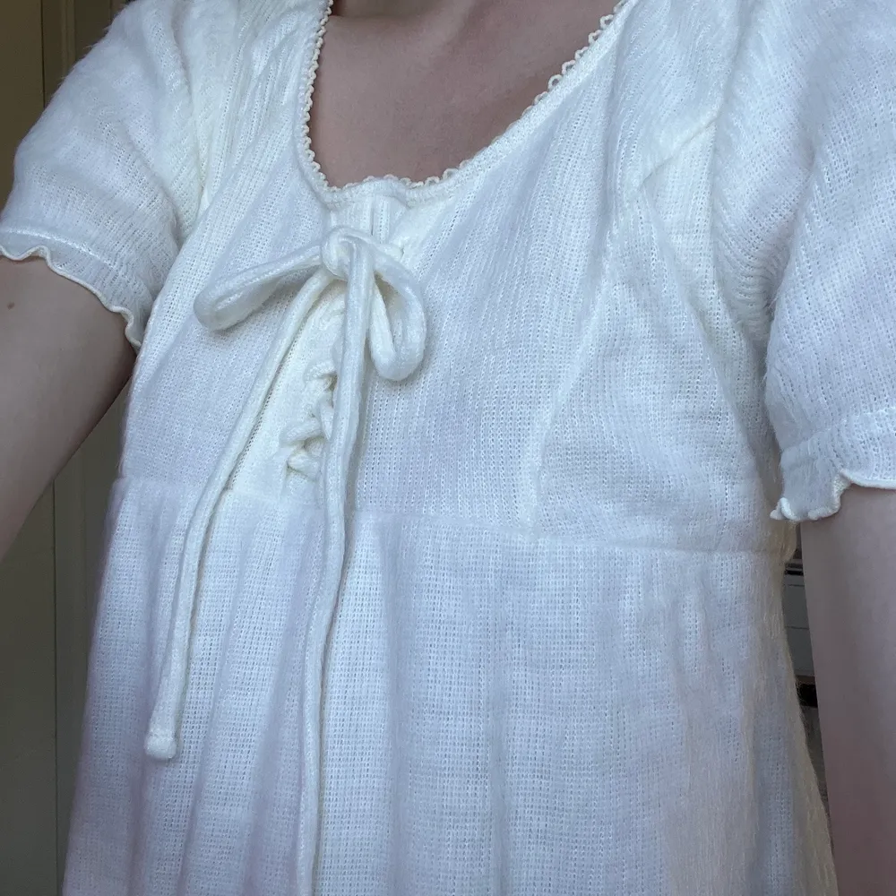 Vintage japansk fluffig klänning i créme vit mjukt material. Passar bäst för XS-S. Klänningar.