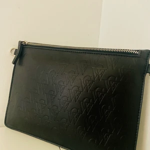 CARIN WESTER AXELREMSVÄSKA  - Denna väskan är faktiskt använd väldigt många gånger. Men eftersom att den nuförtiden bara ligger i garderoben har jag bestämt mig för o sälja den till någon som kmr ha mer användning av den. Har tagit väl hand om den så den är i väldigt god skick! :) 