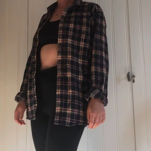 Rutig flanellskjorta  - Rutig flanellskjorta! Det är storlek M herr. Väldigt skön och mysig!