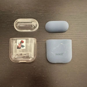 Airpods skal - Två fina airpods skal. Första skalet för 10kr och den blåa för 15kr