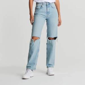 Säljer mina Gina Tricot - 90s high waist jeans. Nästan aldrig använda. Köparen står för frakten💕