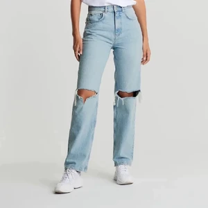 Gina Tricot - 90s high waist jeans - Säljer mina Gina Tricot - 90s high waist jeans. Nästan aldrig använda. Köparen står för frakten💕