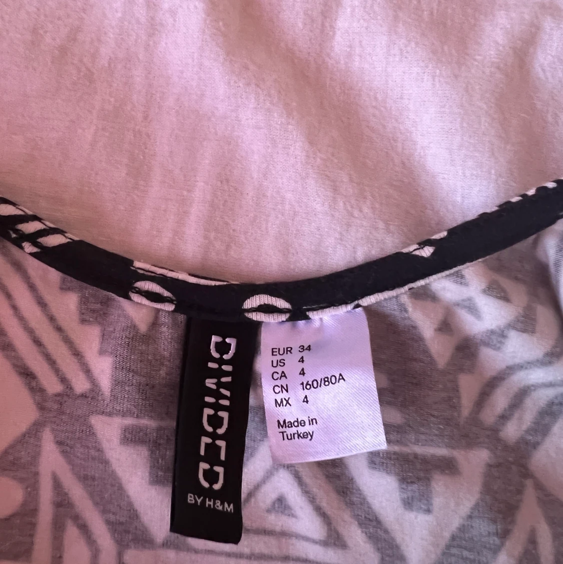 En svart och vit klänning  - 91