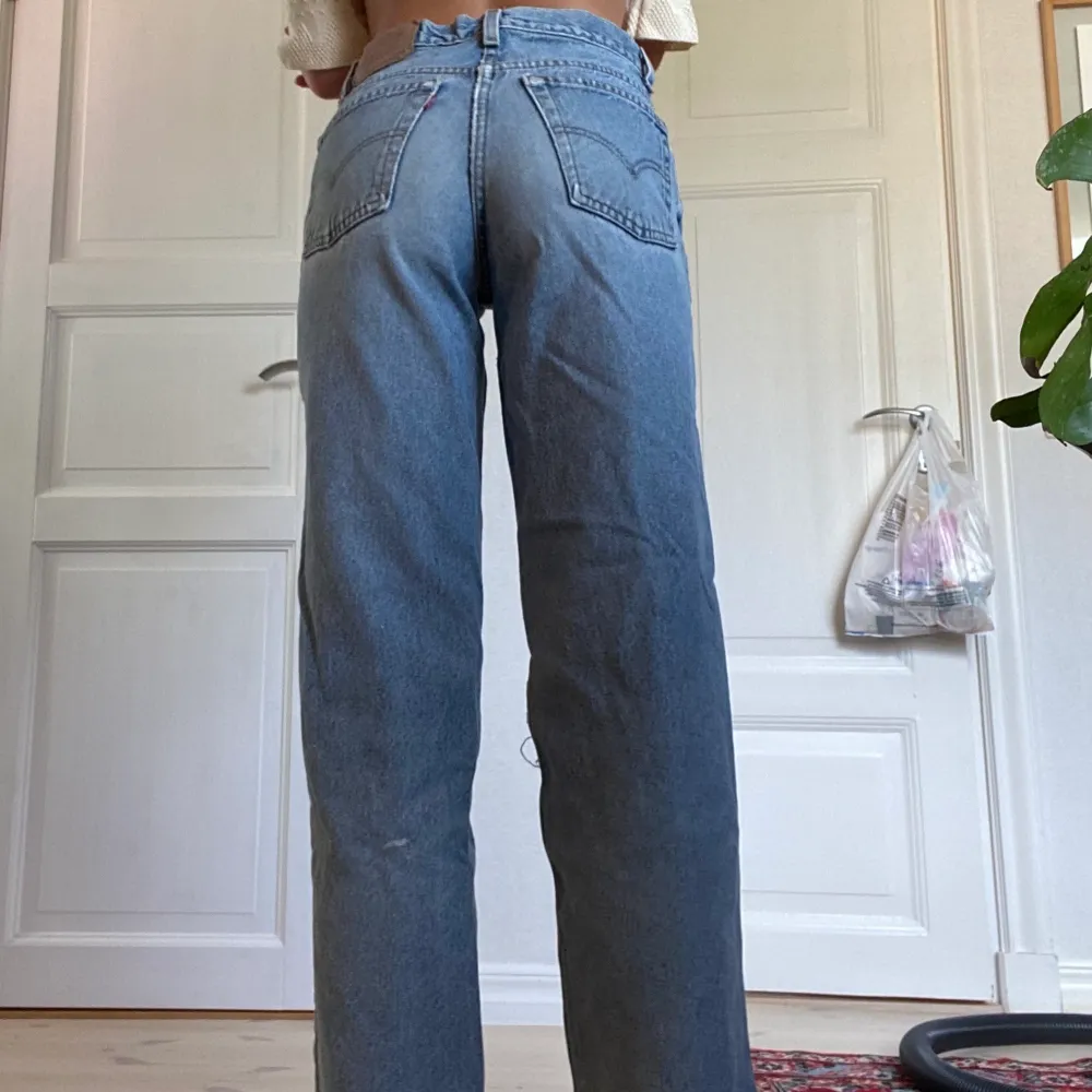 Super snygga Levis Jeans som sitter otroligt i röven, förmodligen ännu bättre om man har lite större rumpa än mig hihihi… 💓💓 Går till anklarna på mig som är 167✨ Midjemått: 75cm Innerbenslängd: 72cm Bara att skriva om du har frågor💕. Jeans & Byxor.