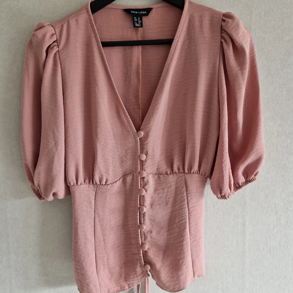 Elegant rosa blus från New Look, strl 40, 3/4 ärmar med resår, knappar fram och snöring i ryggen. Aldrig använd.. Blusar.