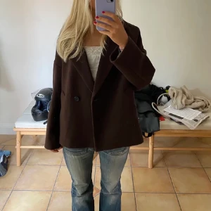 Kappa - Kort brun kappa ifrån lindex! Använd en gång, så himla fin!! Lånad bild🤎