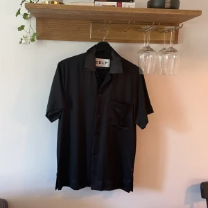 CDLP  - Sparsamt använd CDLP homeshirt i silke!  Storlek 44. Nypris på hemsidan är 1850. Bjuder på frakten vid oprutat pris. 