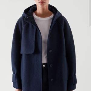 (Annonsen togs bort så behövde ladda upp igen) Säljer denna blåa kappan från cos. Köpt förra hösten men kommer ej till användning längre. Frakt på 66 kr tillkommer vid köp💕 