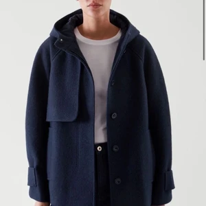 Kappa cos - (Annonsen togs bort så behövde ladda upp igen) Säljer denna blåa kappan från cos. Köpt förra hösten men kommer ej till användning längre. Frakt på 66 kr tillkommer vid köp💕 