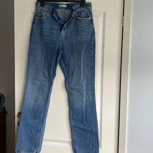 Vanliga mörkblåa raka Jeans - Knappt använda raka jeans som passar till allt och är väldigt sköna!
