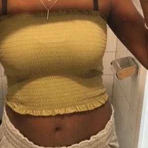 Tube top - Säljer denna jätte fina gröna tube topp från New Yorker💖 Prislappen är fortfarande kvar🤗 Strl S men den är väldigt stretchig.Köpte den för 79kr och säljer den för 39 kr. Jag kan träffas typ vart som helst i Skåne men jag kan även frakta. GRATIS FRAKT!!