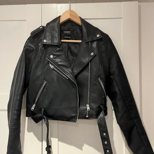 Skinnjacka pull and bear - En skinnjacka från pull and bear som inte kommer till användning. I jättefint skick! Storlek m men är som en xs/s skulle jag säga! ❤️❤️