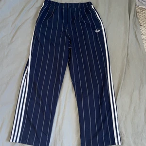 Byxor  - Byxorna är ifrån Junkyard och Storlek M. Dom är lite använda men inga skader på plagget 