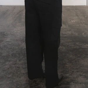 A-DSGN cargo pants - Säljer dessa svarta A-DSGN cargo pants i strlk  medium. Aldrig använda och som gott som nya. Frakten är inte inkluderad i priset