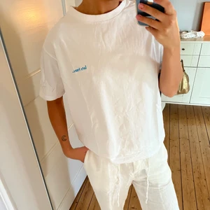 T-shirt Urban Outfitters  - Jättefin vit T-shirt från Urban Outfitters egna märke Iets Frans men blått tryck. Jätteskön kvalitet och perfekt passform! Använd ett fåtal gånger då jag har för många vita t-shirts. Nypris 299kr 💘